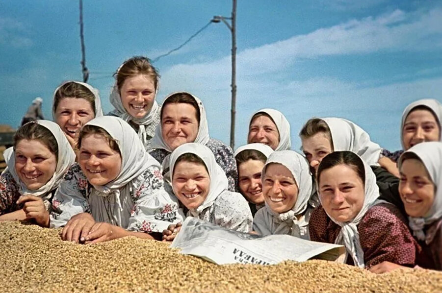 Полеводческая бригада колхоза имени Сталина. 1951 год. Автор: Александр Кричевский. Украинская ССР, Киевская область, Шполянский район