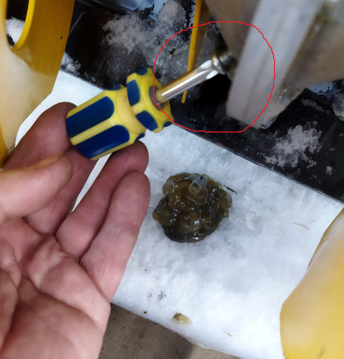 Сливное отверстие.