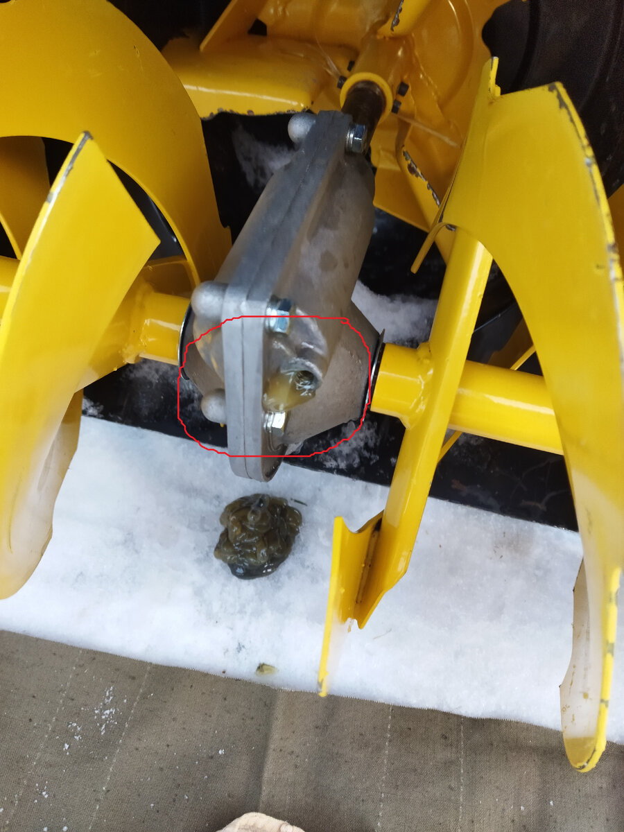 Отверстие для нагнетания свежей смазки.