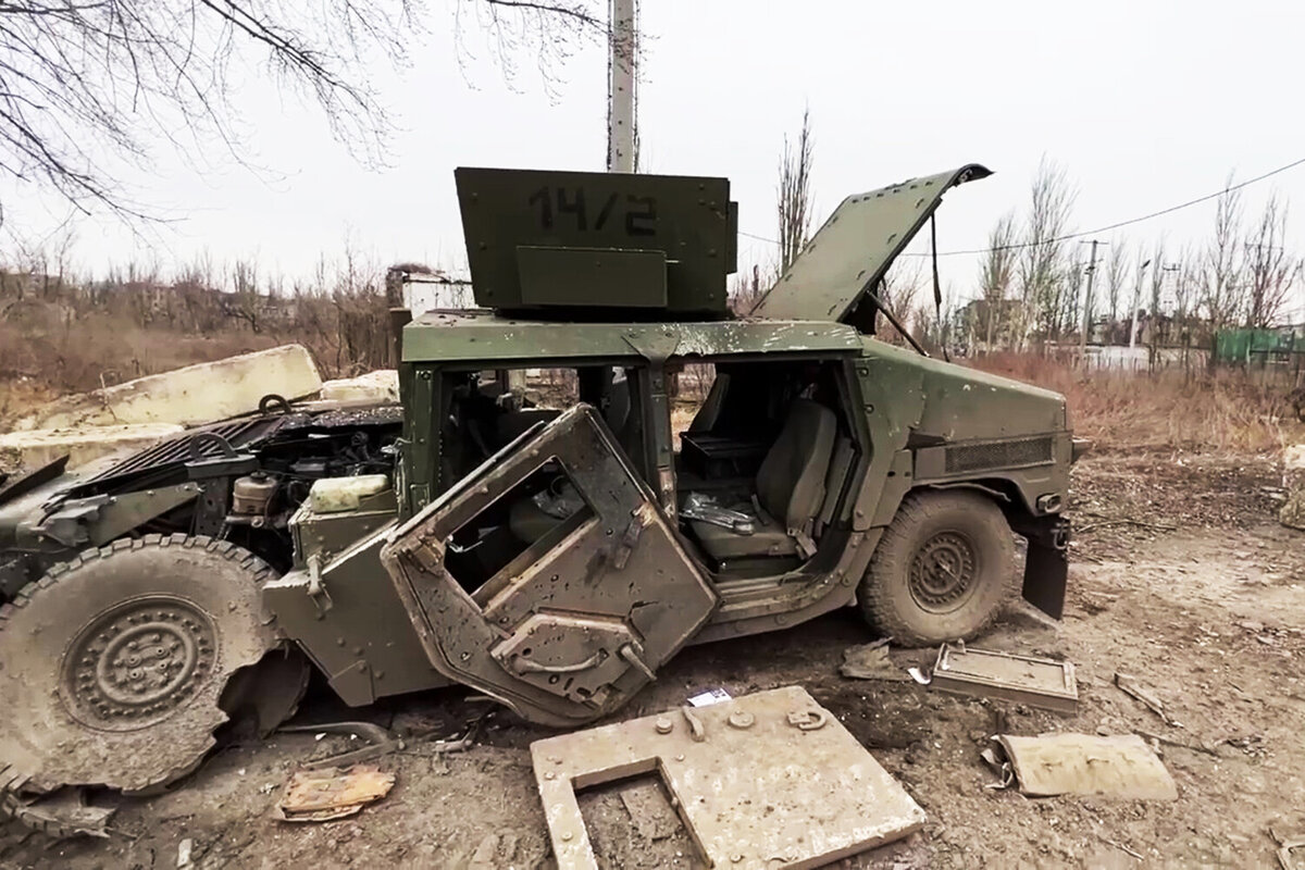 Поврежденный армейский HMMWV в Авдеевке, 19 февраля 2024 года    📷