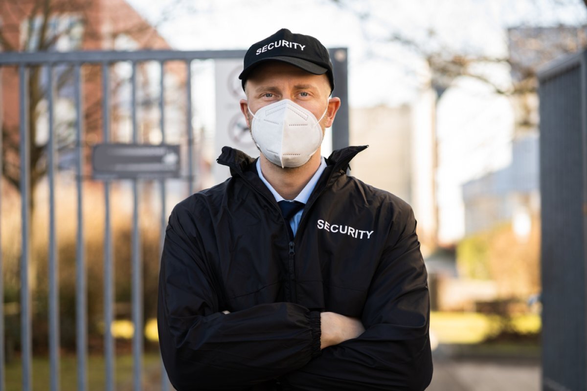    Охранник из-за грязной обуви отбил почки подростку в петербургском ТЦ