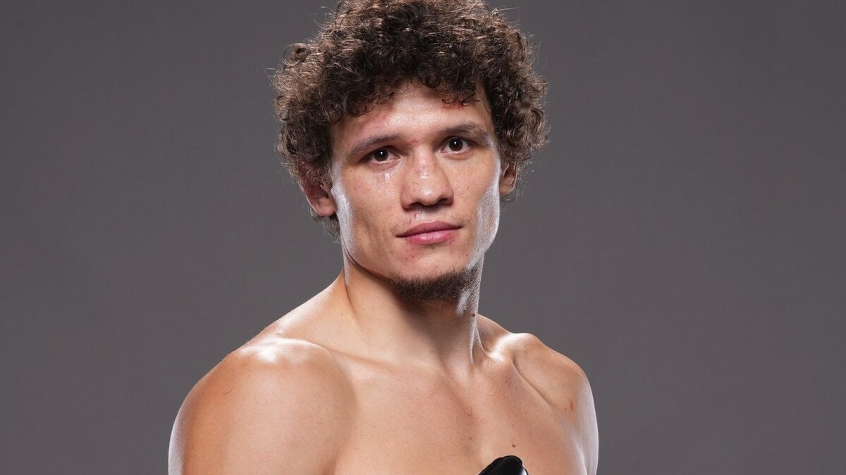 Роман Копылов – это действующий боец UFC выступающий на большой сцене.  Выступает на профессиональном уровне с 2016 года, известен по участию в турнирах Fight Nights Global и UFC. Бывший чемпион Fight Nights Global в среднем весе. Роман в 2010 году стал призёром чемпионата России в Курске, серебряным призёром VII Спартакиады Общества «Динамо» в Волгограде и бронзовым призёром первенства России в Костроме. Спустя год занял первое место на первом чемпионате мира в Москве, стал победителем первенства СФО в Барнауле, чемпионом Азии в казахстанском Актобе, победителем первенства России в Орле, чемпионом России в Санкт-Петербурге и серебряным призером Кубка России в Москве.
Копылов в 2012 году стал уже обладателем Кубка России в Москве, чемпионом лично-командного чемпионата МВД России в Саратове и вновь чемпионом России в Санкт-Петербурге.
Еще через год вновь занял первое место на чемпионате мира в Москве, стал победителем лично-командного чемпионата Всероссийского физкультурно-спортивного Общества «Динамо» в Уфе и бронзовым призёром чемпионата МВД России в Екатеринбурге.
Стал чемпионом России в Нальчике и чемпион Европы в Праге в 2014 году.
Роман спустя год в третий раз стал чемпионом мира в категории до 90 кг в Москве, но в 2017 году занял второе место там же в Москве, проиграв казахстанскому спортсмену Олжасу Абзалиеву.
Титулы и достижения 
•  Ultimate Fighting Championship
o  Бонус за «Выступление вечера» (дважды) против Пунаэле Сориано и Джоша Фремда
•  AMC Fight Nights Global
o    Чемпион (AMC FN) в среднем весе (один раз).


Статистика: 
Он имеет очень хорошую статистику - 12-2-0 (В-П-Н). Сражается он в среднем весе. У него хорошая статистика. Точность ударов - 54. Им было нанесено Акц. ударов 336, выброшено Акц. ударов 621. Успешность Тейкдаунов составляет 50. Всего выполнено 2 тейкдаунов. Всего попыток было 4. Общая защита от Акц. ударов составляет 60, а от тейкдаунов - 87. В среднем у него бой проходит за 10: 18 минут. 93 - это 313 его ударов проходит в стойке. остальных 7 - это 23 удара на клинч и на партер а то есть в клинче 5, 17, а в партере - 2, 6. За всю его карьеру было нанесено 336 ударов. Основная их масса приходит на голову его соперников. это 206 ударов, на корпус 76, а на ноги - 56. Если посмотреть на его статистику по победам, то можно увидеть, что он побеждает за счет нокаутов. Их всего 12. и только 1 бой он победил по решению судьи. В своем последнем сражении он проиграл Хернандезу на 2 раунде. На 3. 23 минуте его отправили в нокаут.