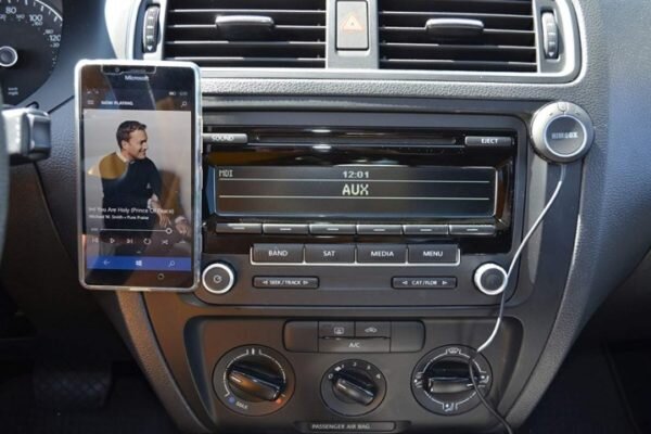 Автомобильные технологии развиваются быстрее, чем кто-либо мог себе представить, и теперь обновить старый автомобиль с помощью Bluetooth и других современных функций стало проще, чем когда-либо.