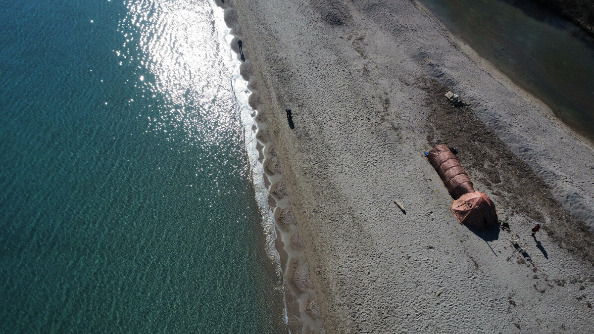 Перекати-баня на пляже Яз. Баня справа. Фото автора с дрона