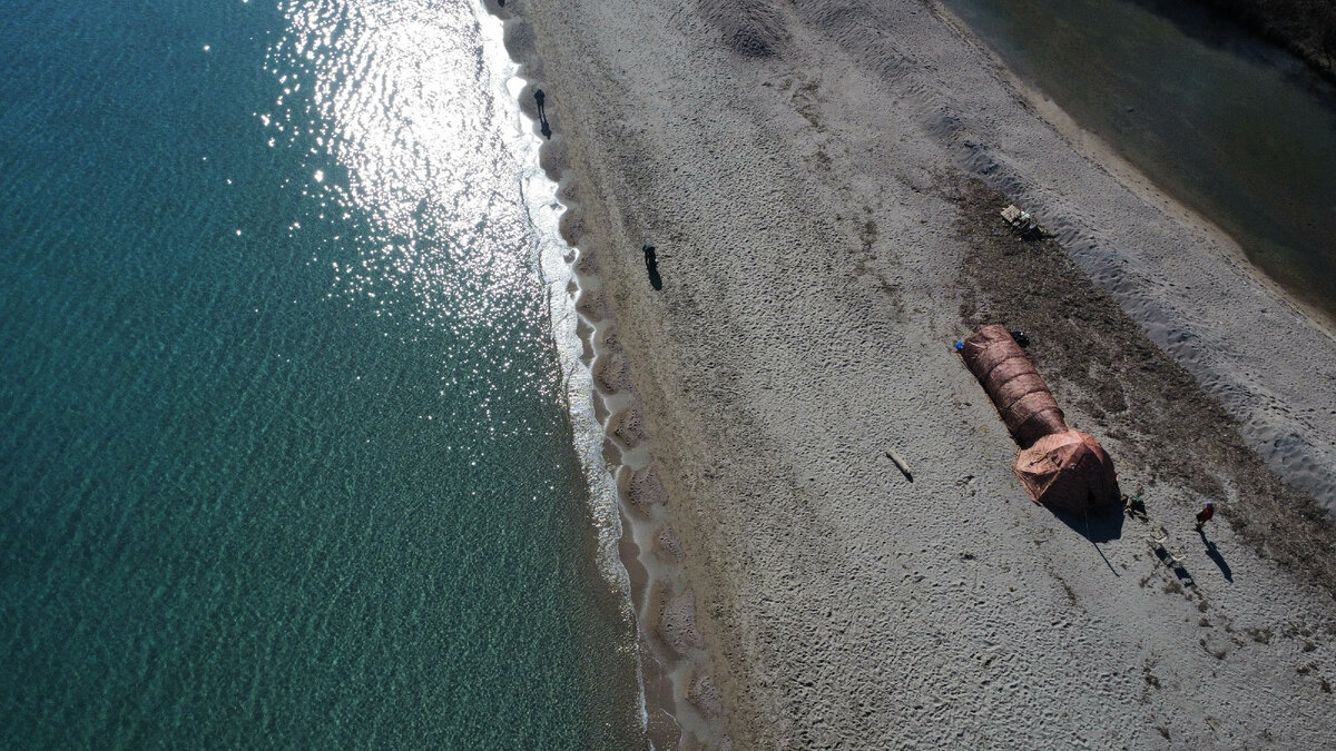 Перекати-баня на пляже Яз. Баня справа. Фото автора с дрона