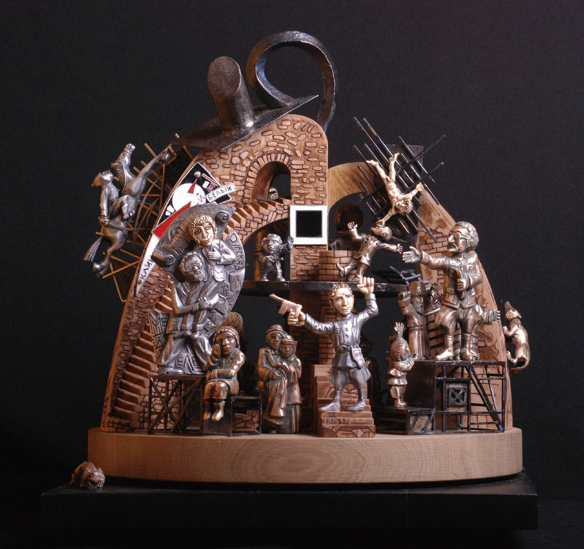 "Девять жизней Якова Блюмкина" (материал: бивень мамонта, серебро, латунь, эмали, дуб, бук ; высота - 43 см, ширина - 43 см; 2012 год) Маргарита и Григорий Бородины