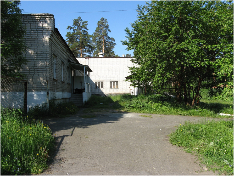Служебный вход на кухню лагерной столовой. Фото автора.