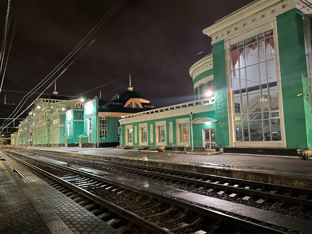 Приходилось спускаться на первый этаж в туалет и контролировать свой айфон,  чтобы не утащили. Несколько часов на ж/д вокзале Омска | SunTravel | Дзен