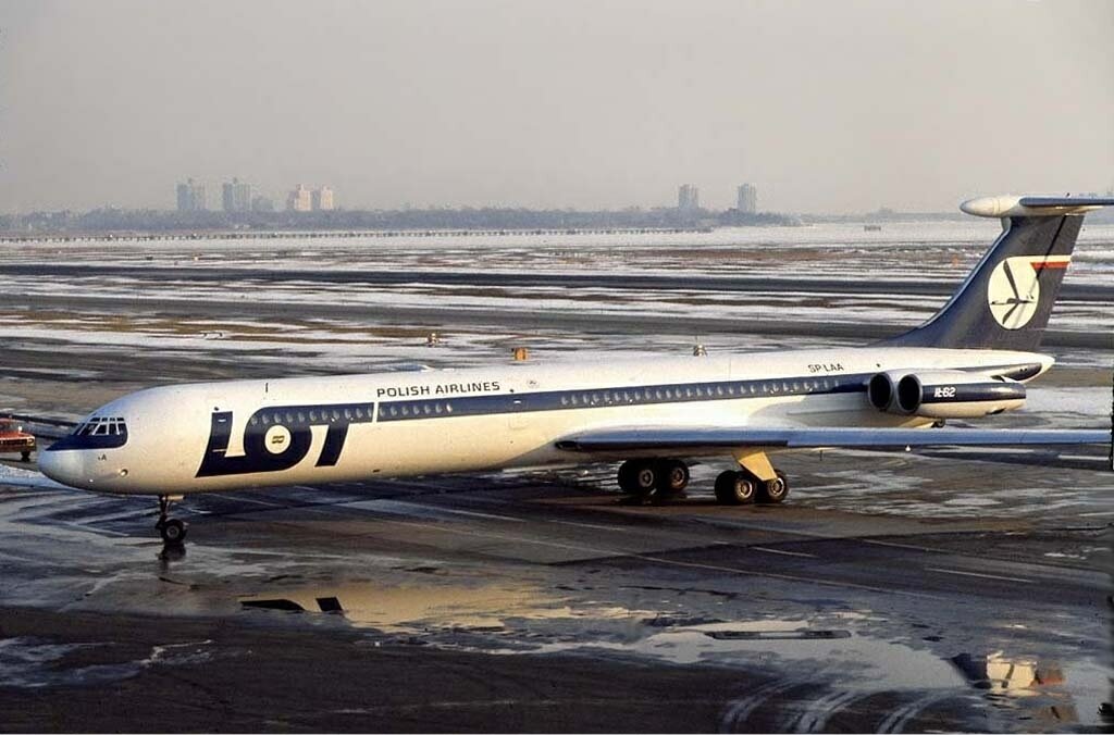 Аэропорт имени Джона Кеннеди, Нью-Йорк, США
13 марта 1980 года. В Нью-Йорк из Варшавы прибывает авиалайнер Ил-62 польской авиакомпании LOT. В истории гражданской авиации Польши это был первый Ил-62.