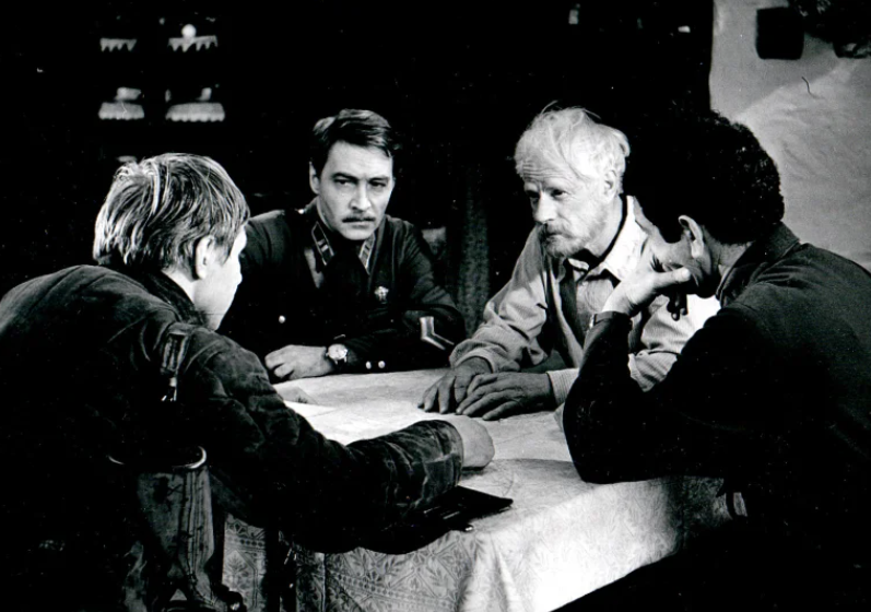 Вячеслав Тихонов (второй слева) в роли майора Млынского в фильме «Фронт без флангов», реж. И.Гостев, производство киностудии «Мосфильм» 1974 г.