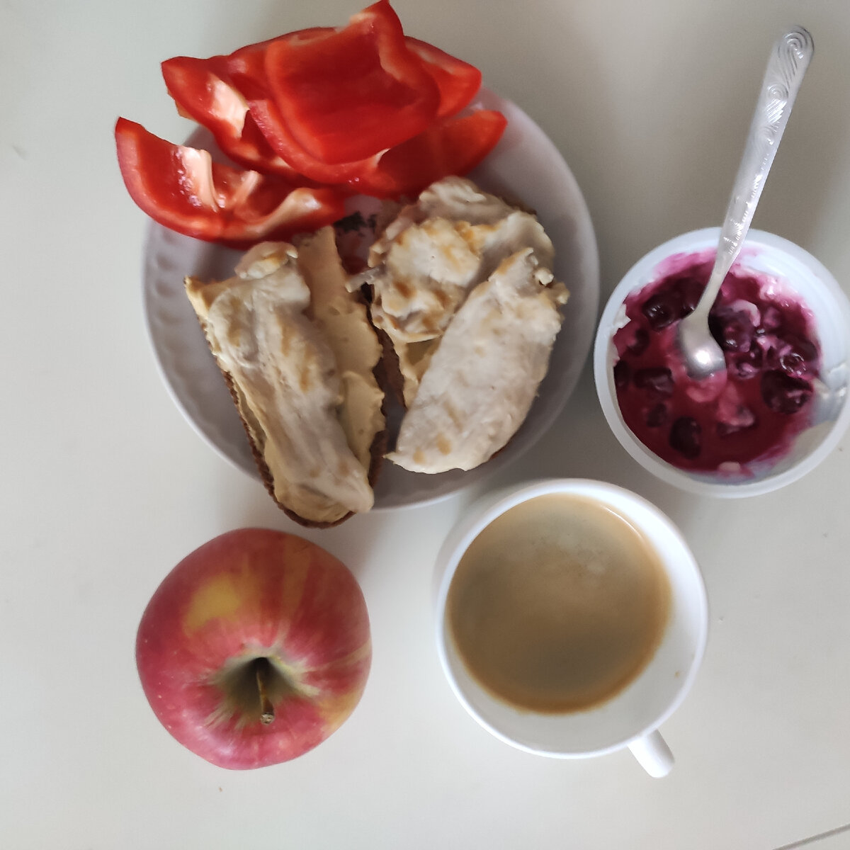 Метаболическая тарелка на завтрак. Яблоко не съела, не влезло) долька шоколадки ещё была - в дневник вписала