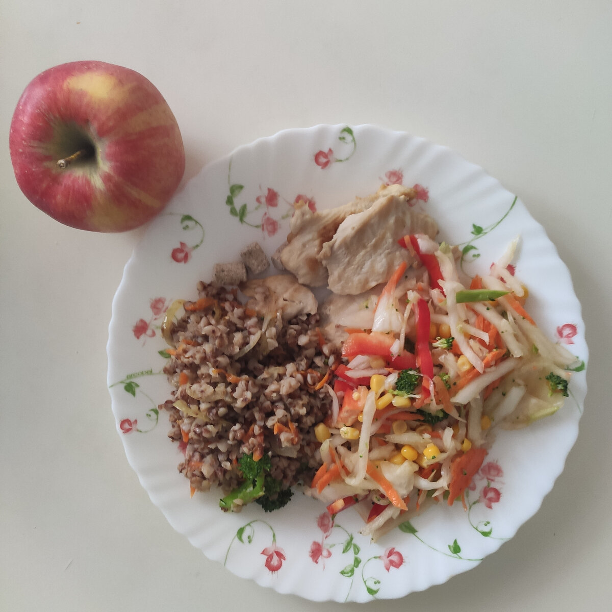 Это на обед. Гречка с овощами, курогрудь гриль, овощной салат - все по 100 грамм. И считать удобно. Яблоко опять не влезло. А надо есть - сладкая точка важна!