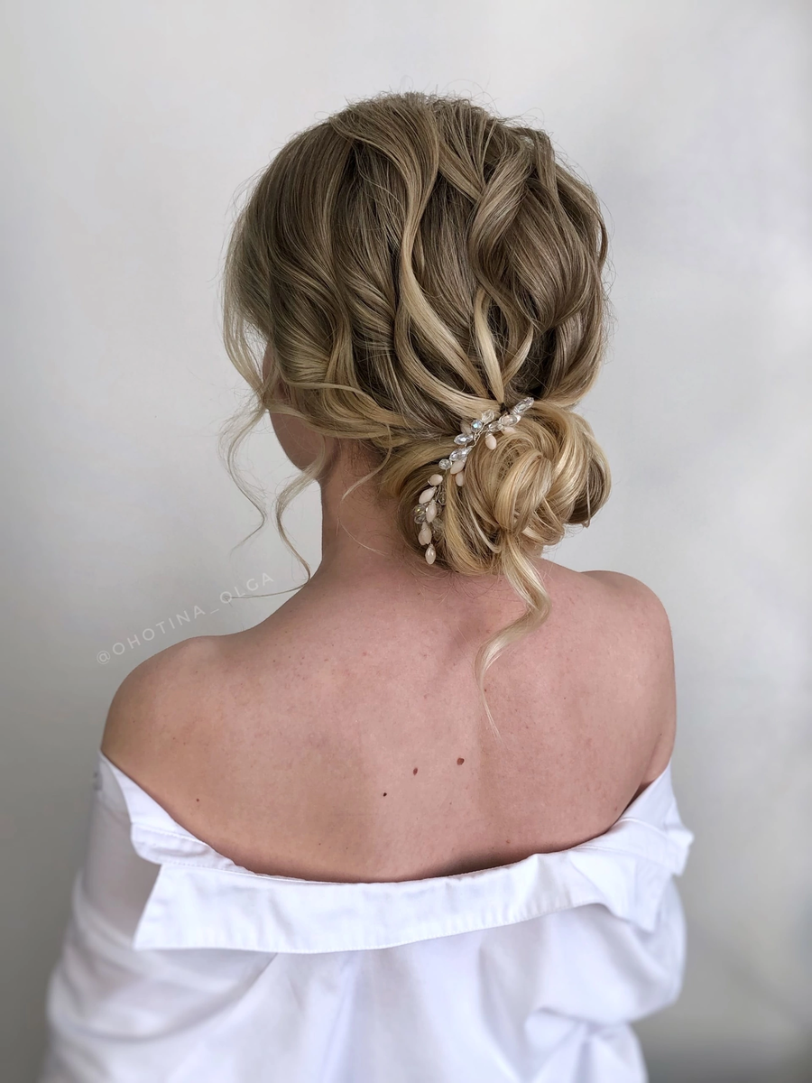 Низкий пучок из локонов на утюжок.