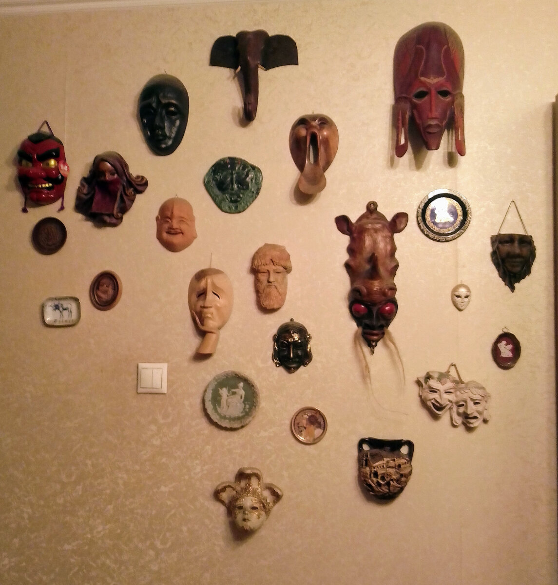 Масочки. Подаренная только одна.