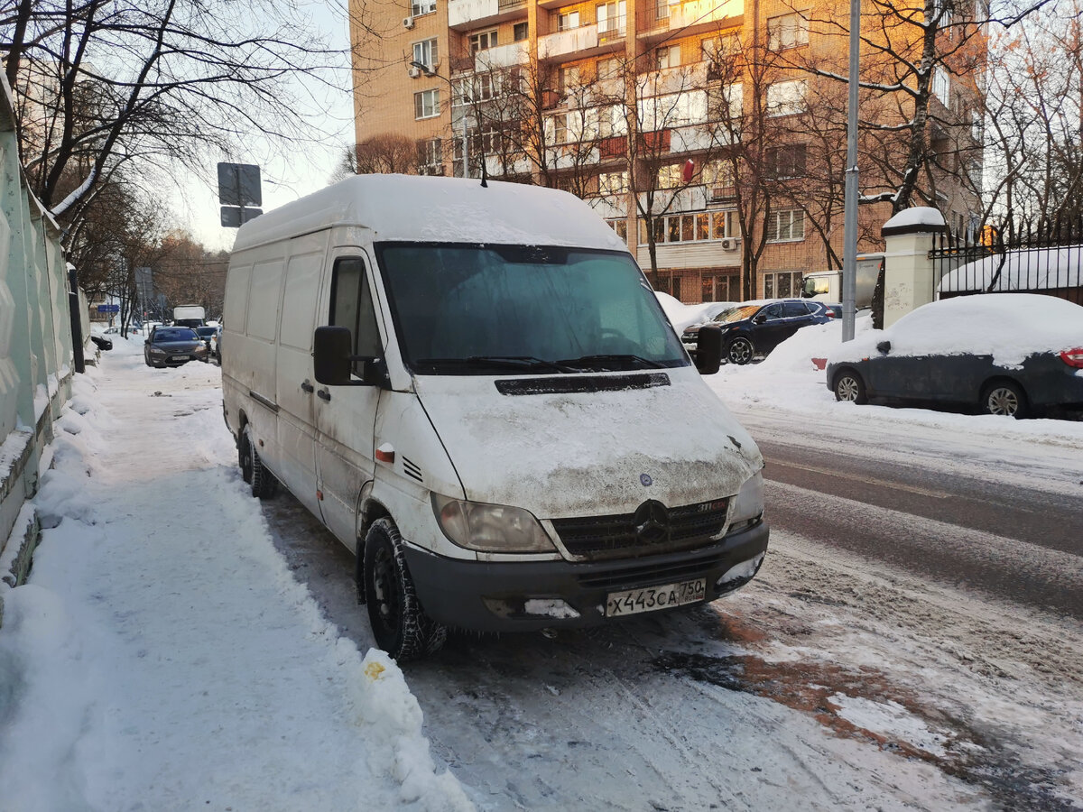 Фургончик Mercedes Benz Sprinter Classic. Пехотная улица.