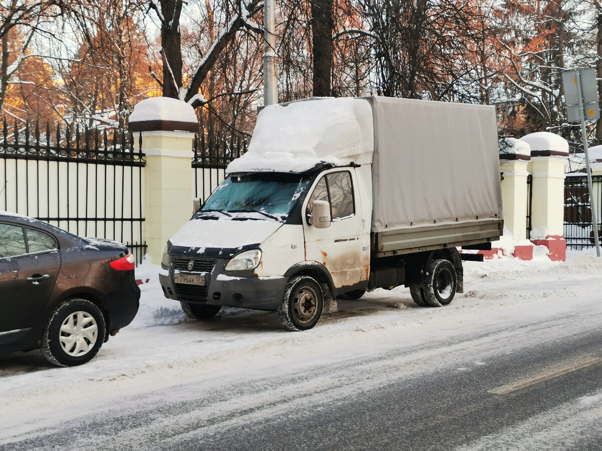 Старенькая "Газель" ГАЗ 3302 на Пехотной улице.