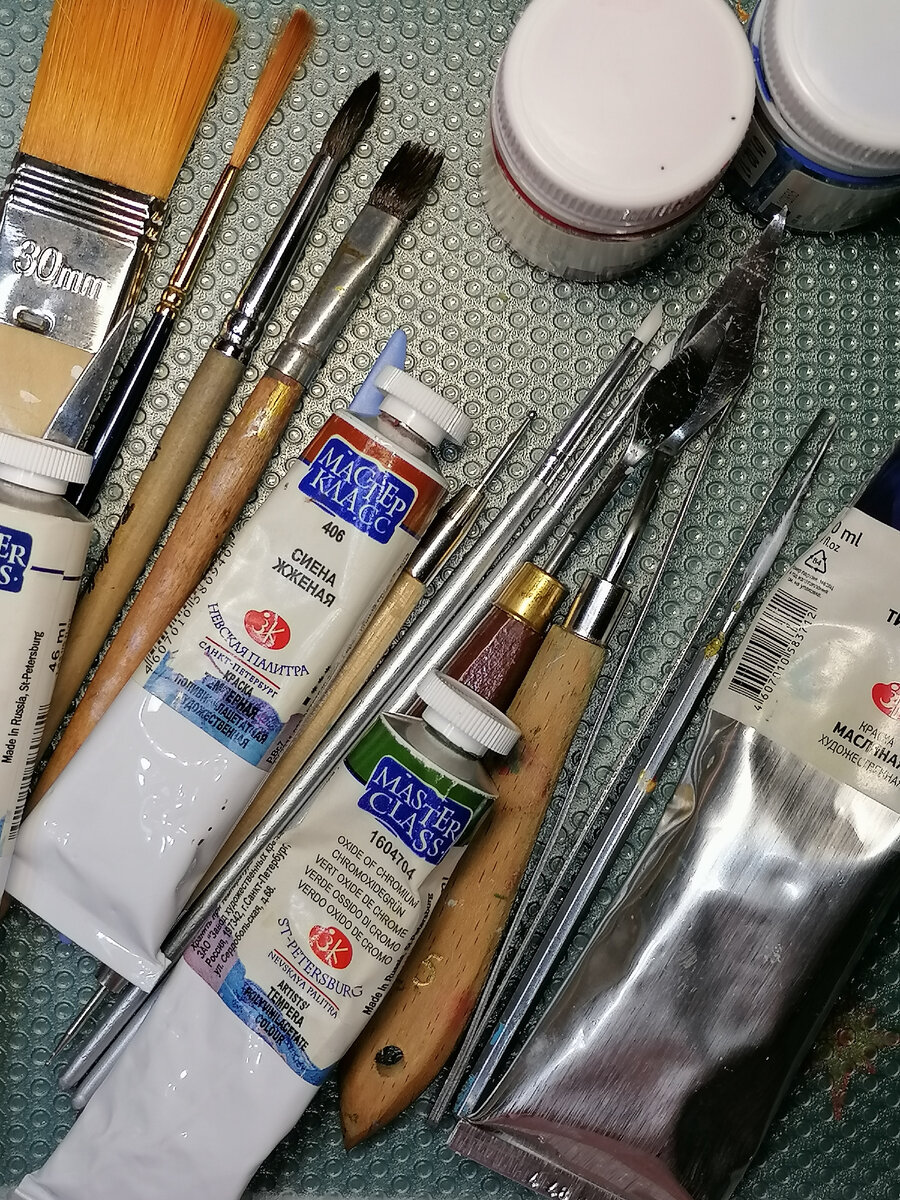 Краски я использовала в основном акриловые и лишь изредка брала темперные. 