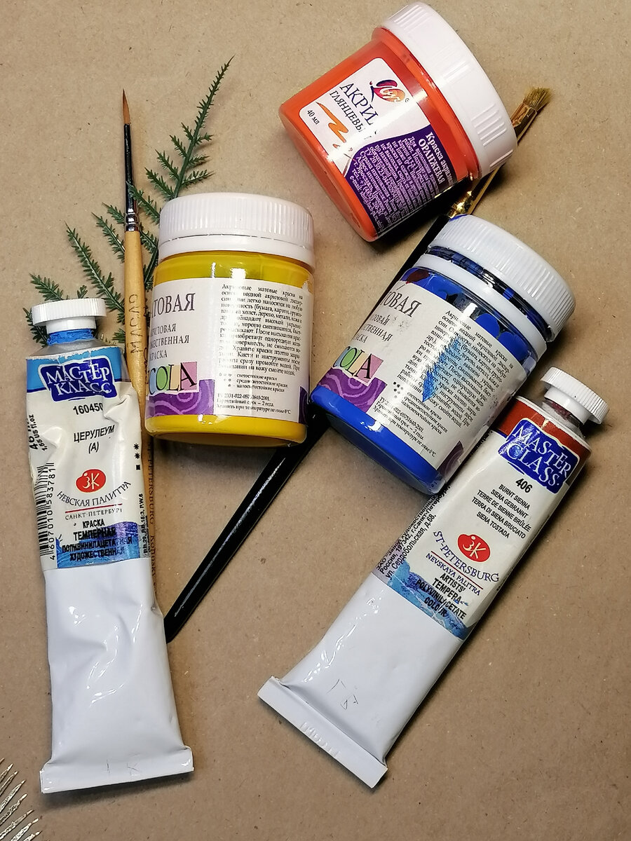 Одновременно можно работать акриловой и темперной краской. 