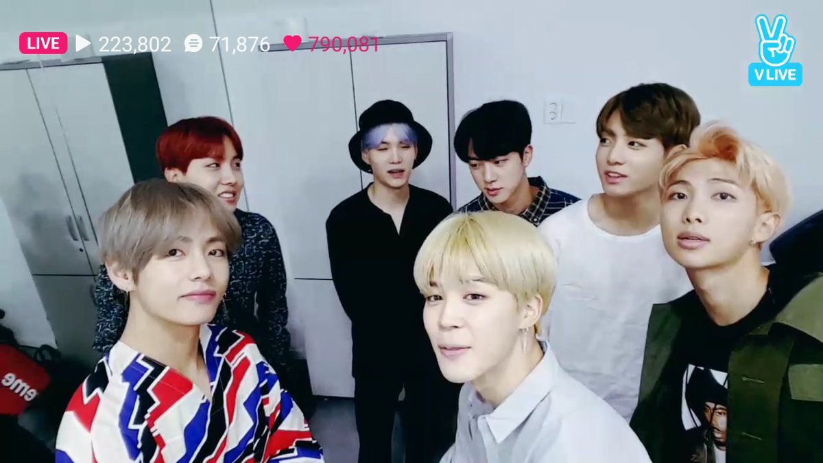 Один из эфиров BTS на Vlive в 2017 году