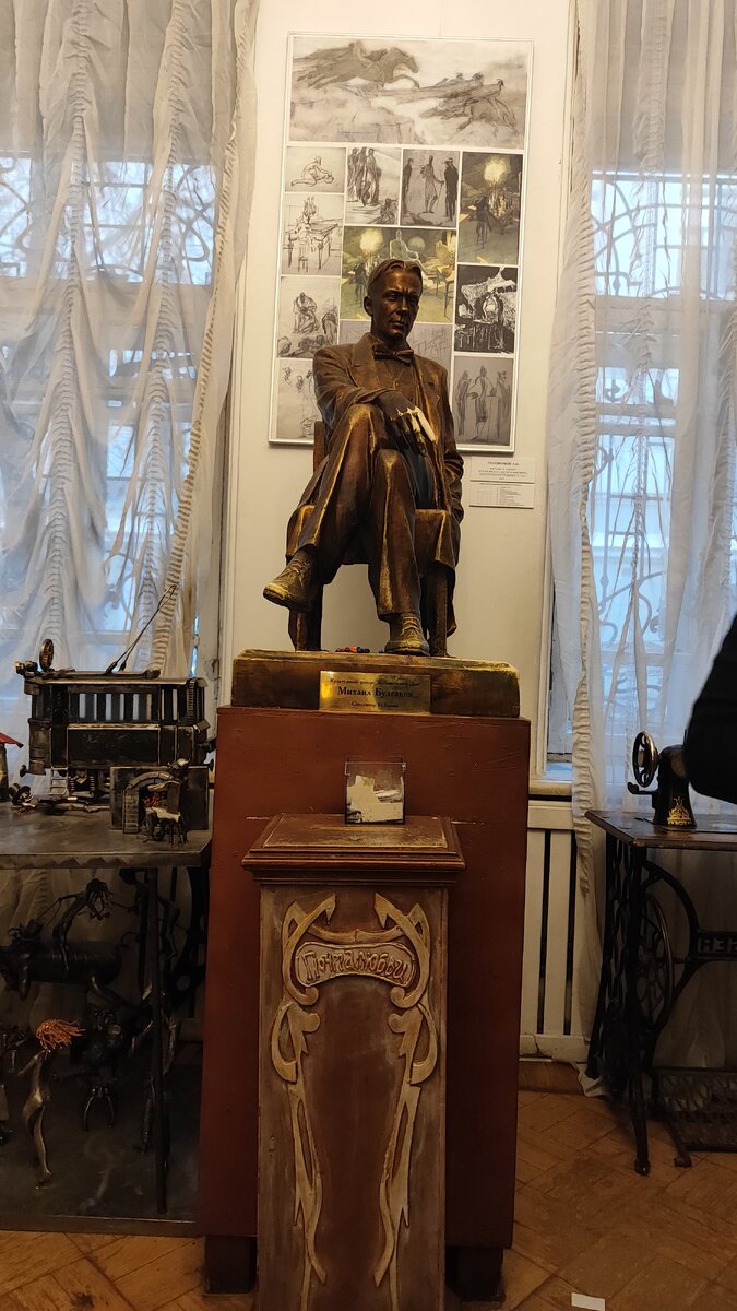На фотографии  памятник Михаилу Булгакову, который находится в музее-квартире писателя на Большой Садовой улице в Москве.