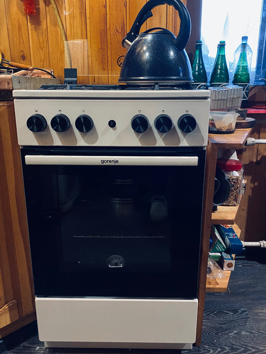 Наша новая плита, которая оказалась немного не того цвета! Фото автора.