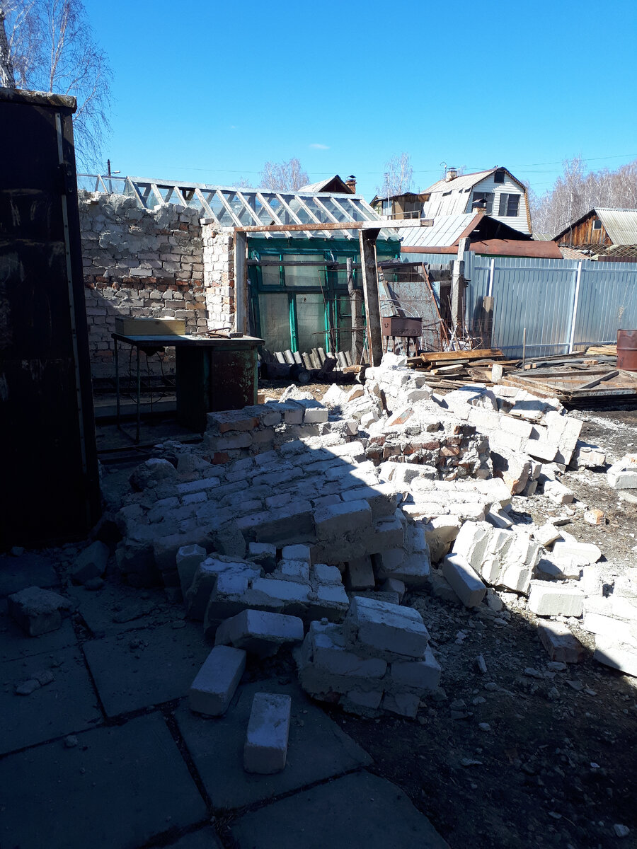 Разобрали половину гаража.