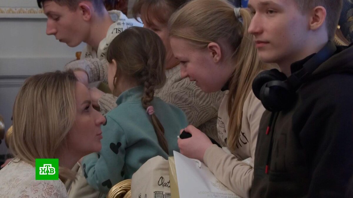 [ Смотреть видео на сайте НТВ ] Сегодня Россия передала Украине 11 детей при посредничестве Катара. Воссоединение с семьями произошло в Москве в посольстве арабской страны.