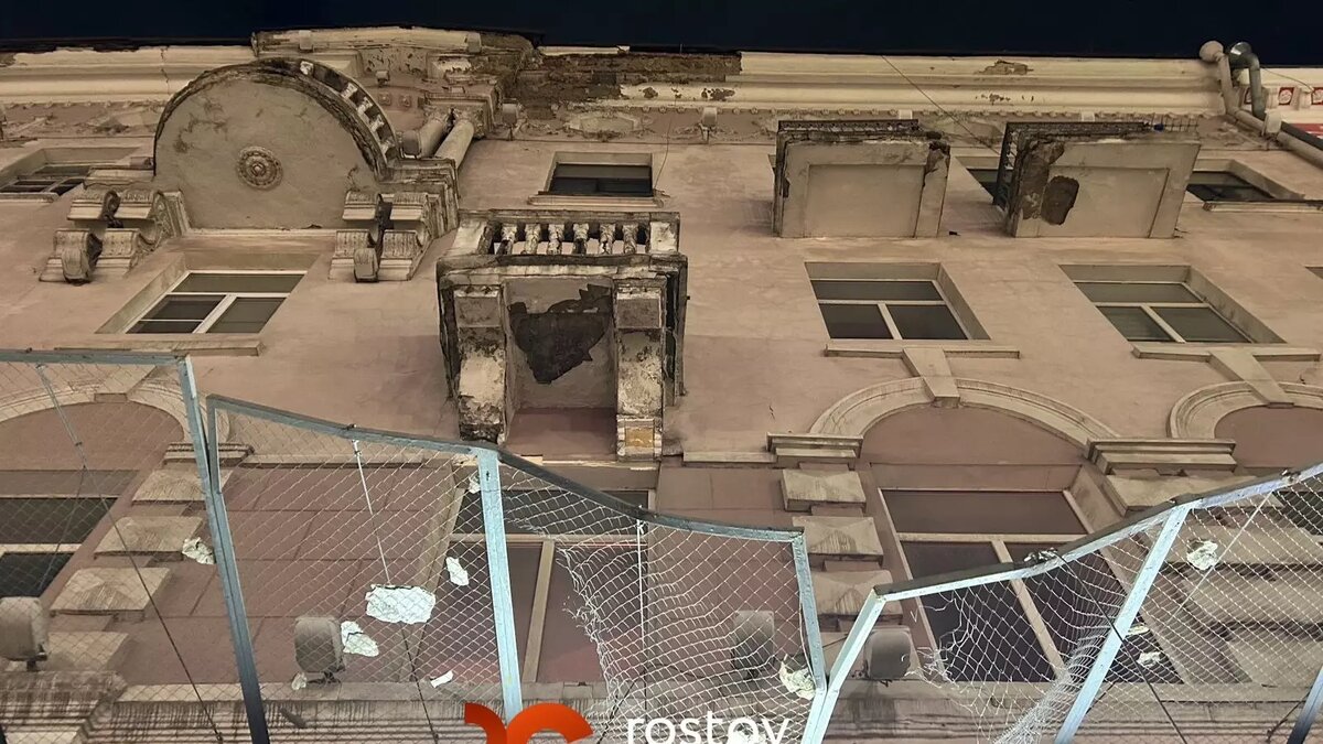     В Ростове часть балкона обрушилась со здания по адресу Большая Садовая, 50, сообщает с места событий корреспондент RostovGazeta.
