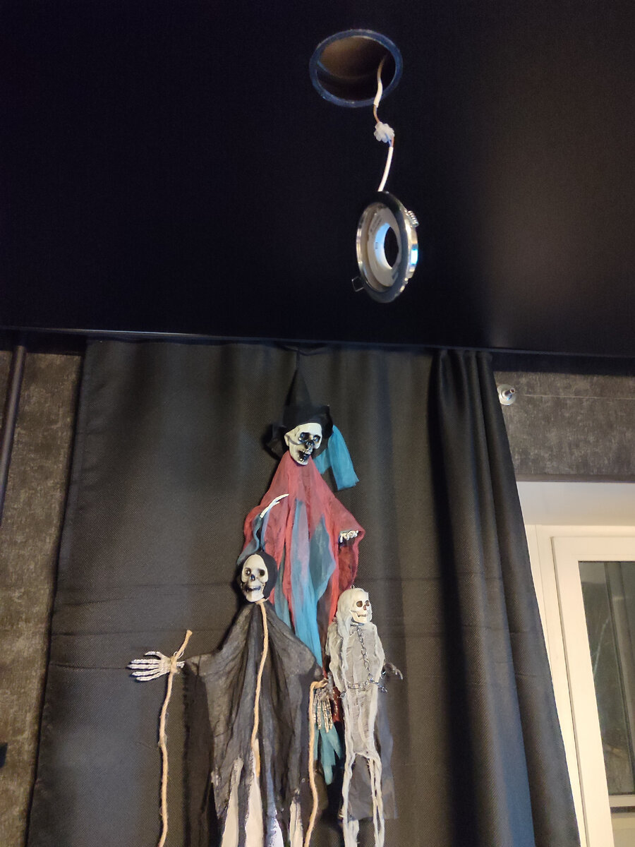 Свет мы не включаем уже давно, ибо в любой момент может снова потечь.