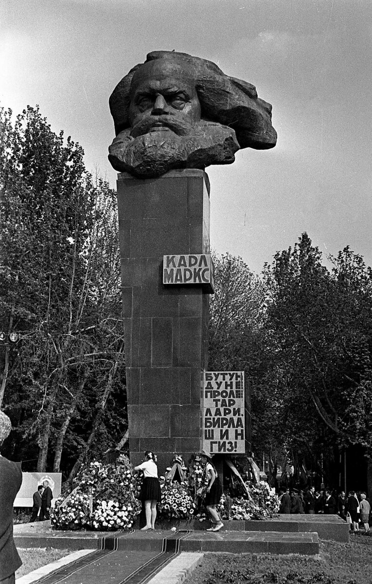 Памятник Марксу в Ташкенте.