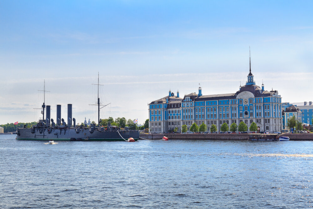 1. Крейсер "Аврора" и училищный дом имени Петра Великого.