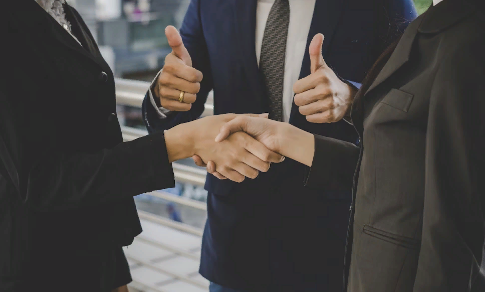 <a href="https://www.freepik.com/free-photo/business-people-shaking-hands-finishing-up-meeting-deals-business-concept_1602619.htm#query=%D0%BA%D0%BB%D0%B8%D0%B5%D0%BD%D1%82%20%D0%B2%D1%81%D0%B5%D0%B3%D0%B4%D0%B0%20%D0%BF%D1%80%D0%B0%D0%B2&position=1&from_view=search&track=ais&uuid=3e329620-9ea4-4d23-9191-312c35b5ba49">Image by jcomp</a> on Freepik