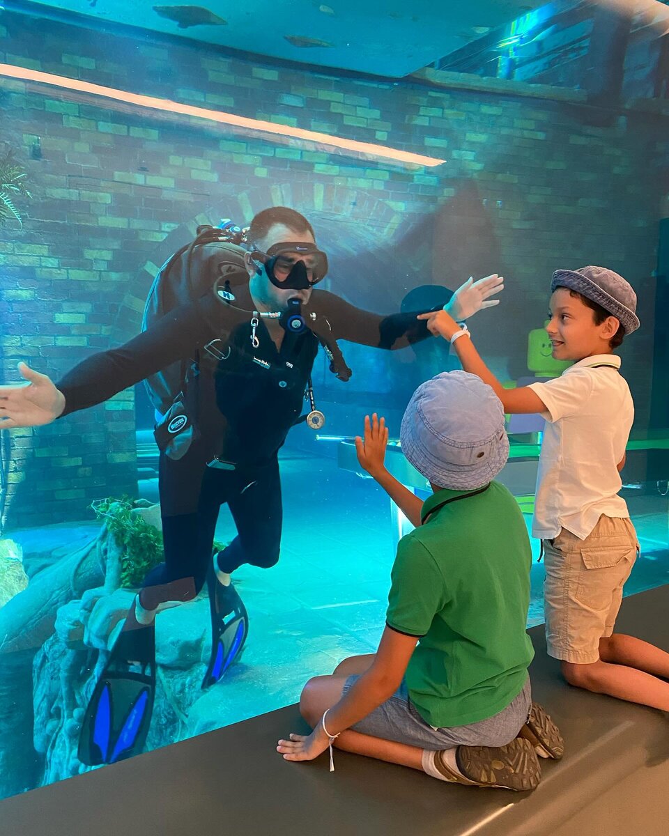 В самом глубоком бассейне мира сыновья общаются с папой)