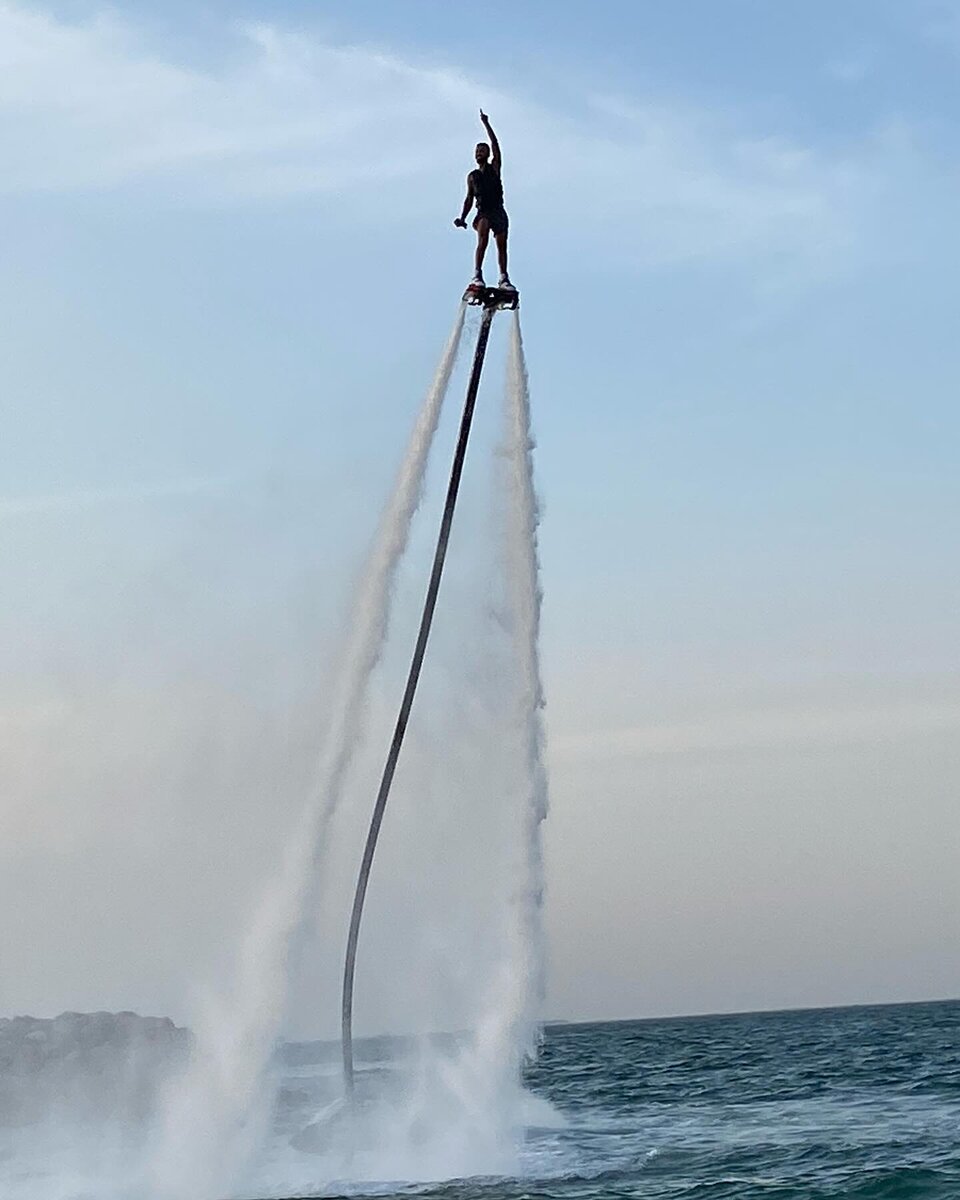 На пляже наш гость развлекается