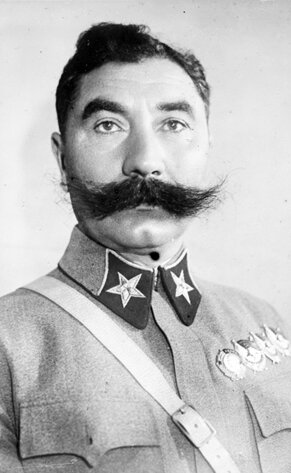 Семён Михайлович Будённый (13 (25) апреля 1883, Козюрин, Калмыцкий округ, область Войска Донского, Российская империя — 26 октября 1973, Москва, РСФСР, СССР) — советский военный деятель и полководец, один из создателей кавалерии в РСФСР и СССР и один из первых Маршалов Советского Союза (1935), трижды Герой Советского Союза (1958, 1963, 1968). Командующий Первой конной армией РККА в годы Гражданской войны. В первые годы Великой Отечественной войны командовал войсками стратегических направлений и фронтов