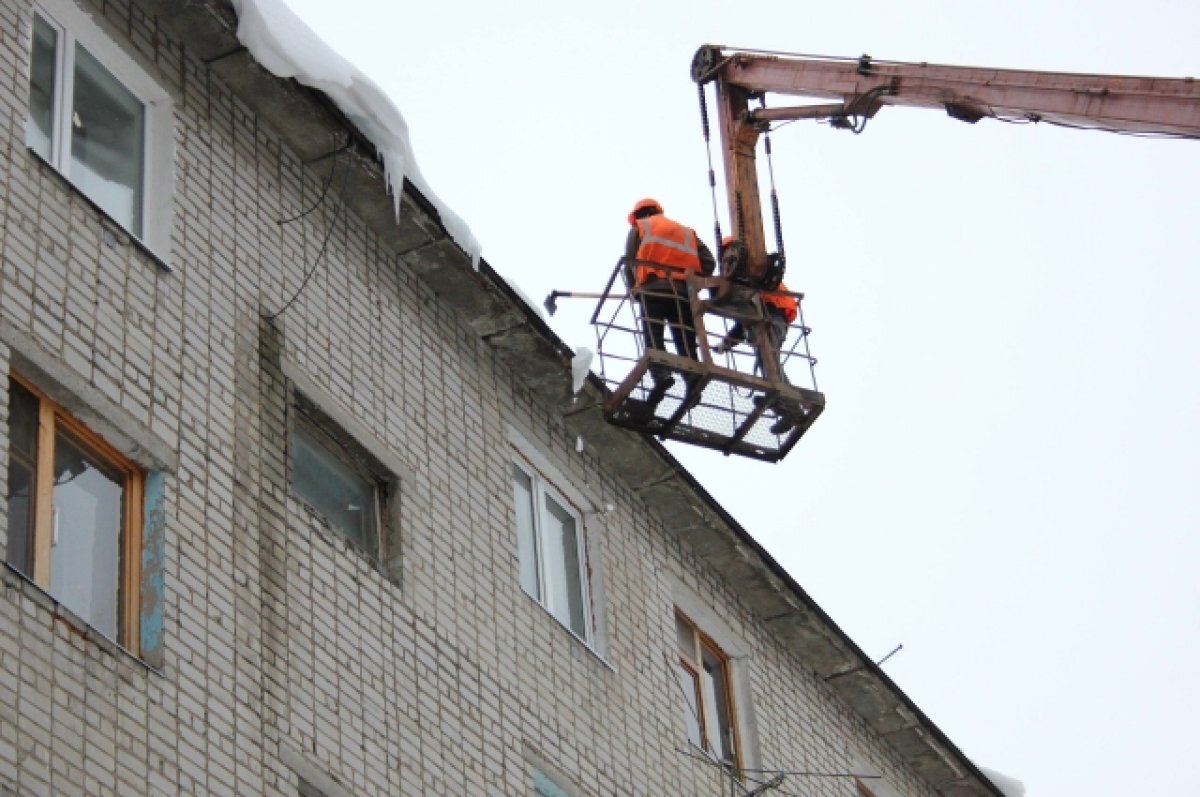    За неделю крыши 254 домов Ульяновска очистили от снега и сосулек