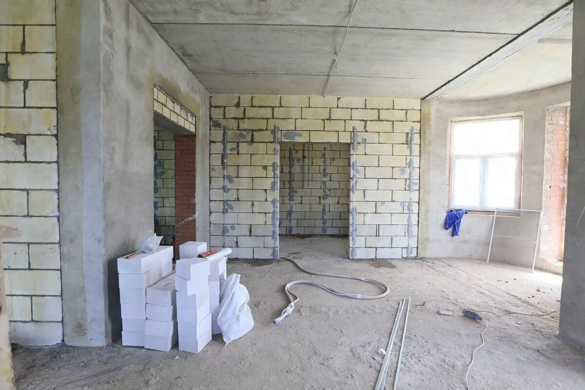 Сегодня большинство квартир и домов предлагаются покупателю без отделки и внтуренних коммуникаций