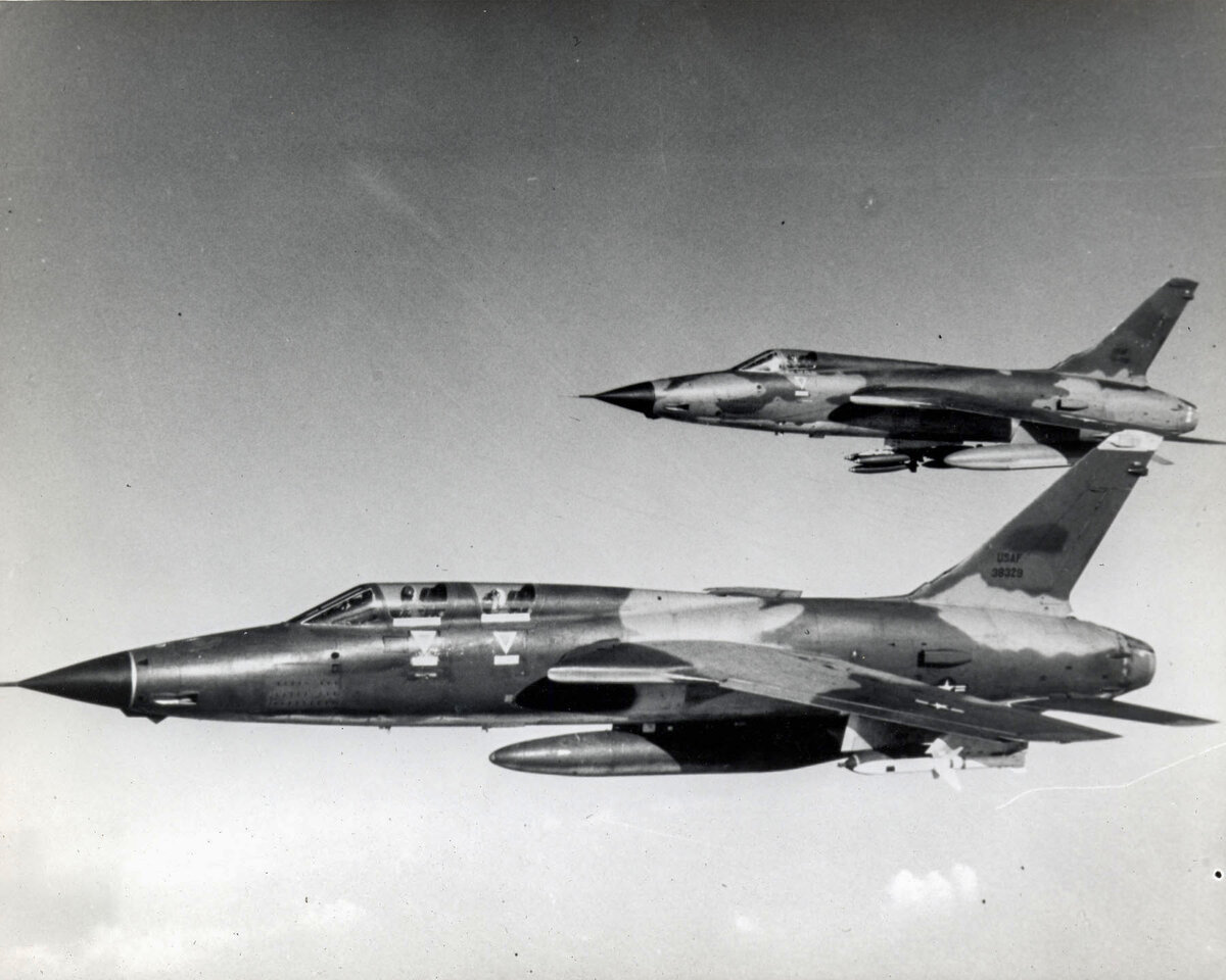 Пара "хантер - киллер". На переднем плане F-105G с УР "Шрайк", на заднем - F-105D с бомбами. 