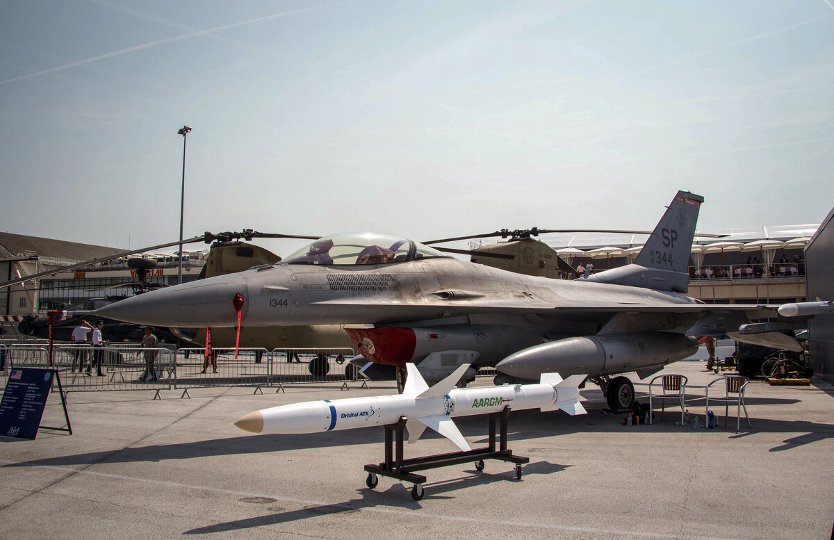 Колашинац и джака. Kolosinac. Колашинац аталанта. Колашинац арсенал. Колашинац и джака.