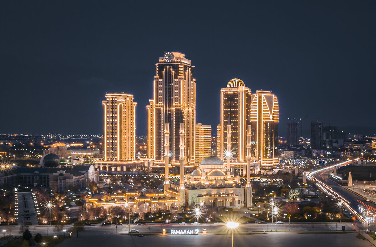 Вид на главную мечеть и Грозный-Сити