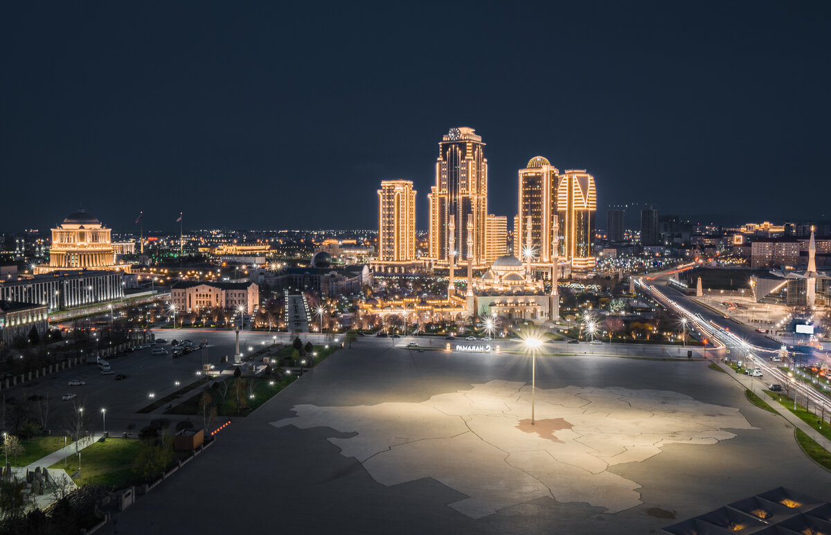 Площадь Ахмата Кадырова, на которой контур Чечни. 