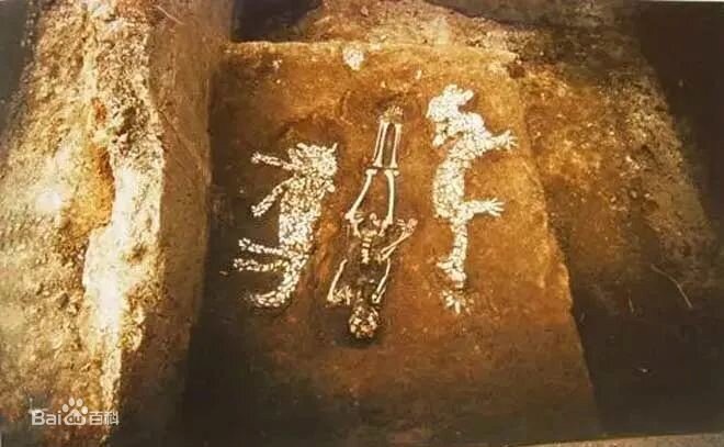 Фото главного погребения (М45) кургана Сишуйпо, август 1987г.