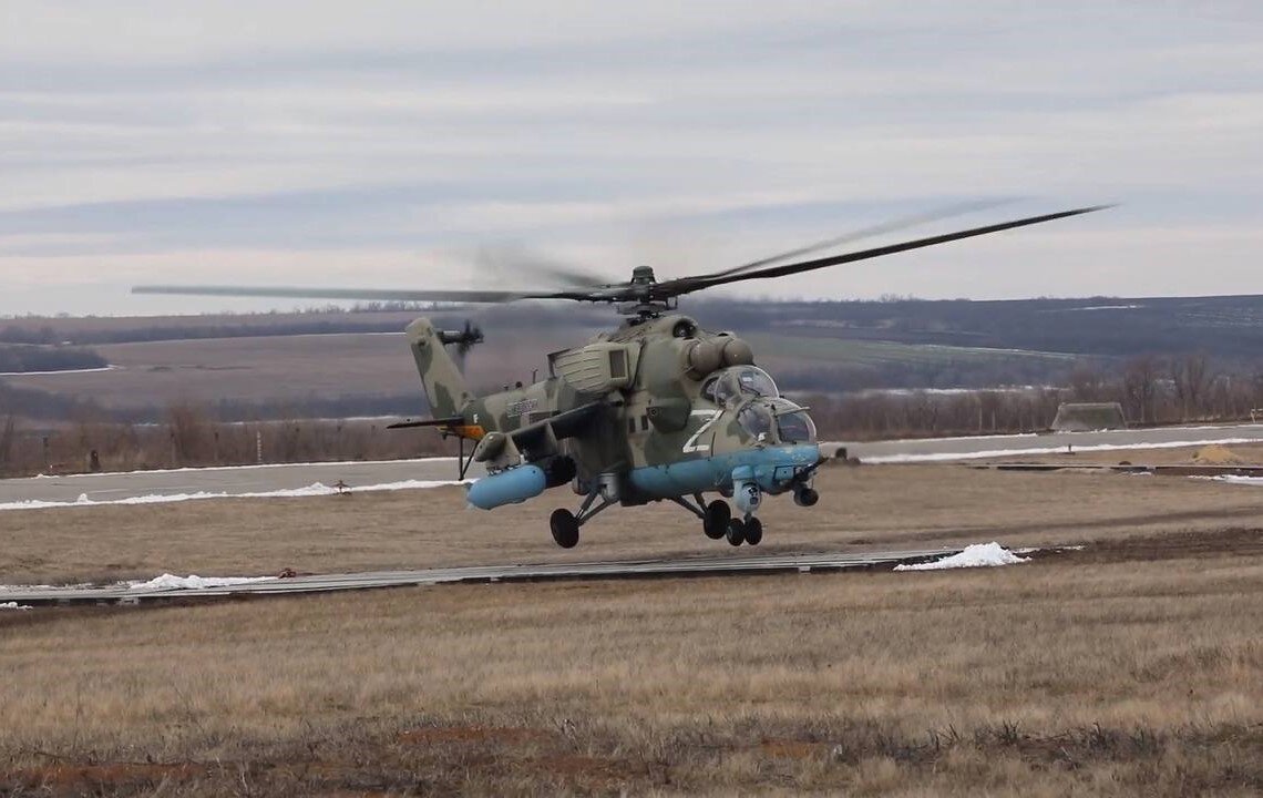 Ударный вертолёт Ми-35М с БКО Л-370 «Витебск» армейской авиации ВКС РФ в зоне проведения СВО, источник – Телеграм-канал Военный Осведомитель 