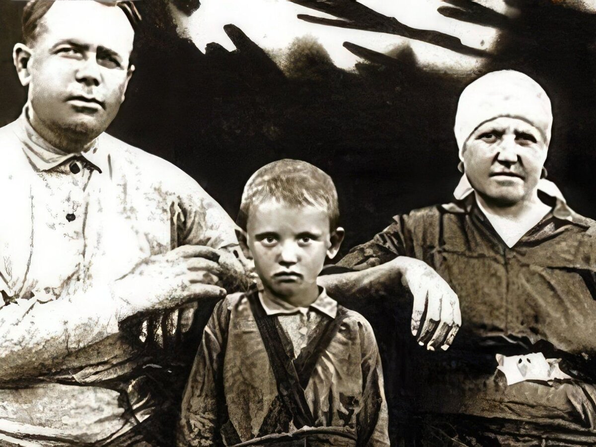 Михаил Горбачев в детстве с дедом и бабушкой.