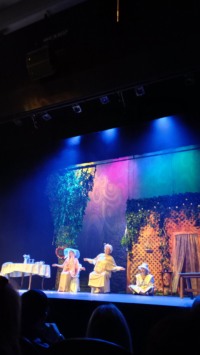 Сцена из спектакля