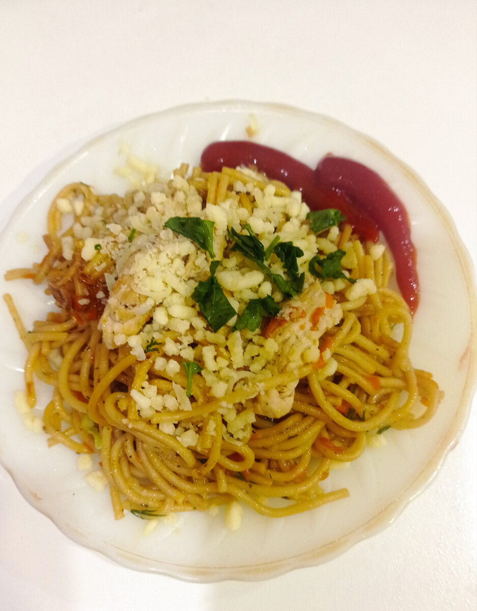 Гнёзда из макарон. Макароны быстро и вкусно на сковороде. Макароны быстро и вкусно на сковороде. Макароны быстро и вкусно на сковороде. Вкусный ужин из сосисок и макарон.