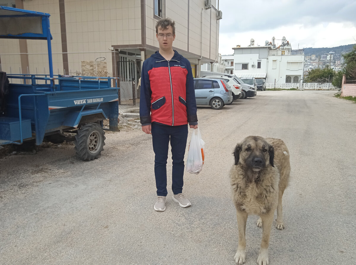 Егор в сопровождении "нашей" собаки