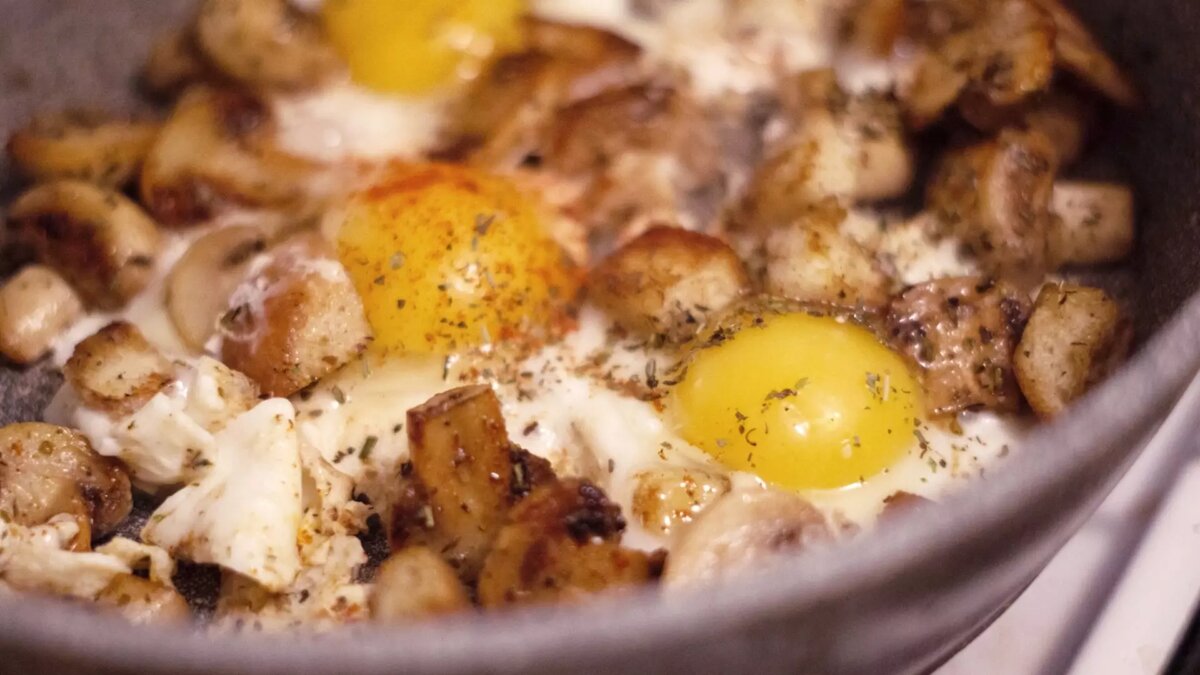     Считается, что в рационе среднестатистического человека углеводы должны составлять 55-60% от общей калорийности, белки — около 15%, жиры — не более 30%.