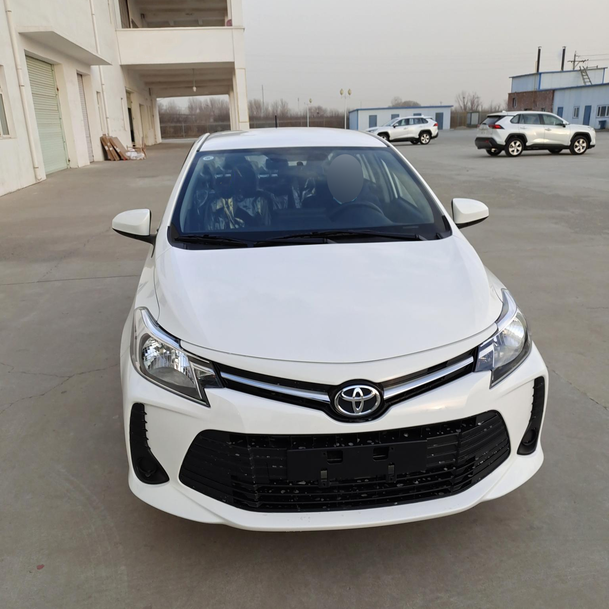 Моя машина когда я к ней ещё присматриваюсь на дилерской стоянке-полигоне