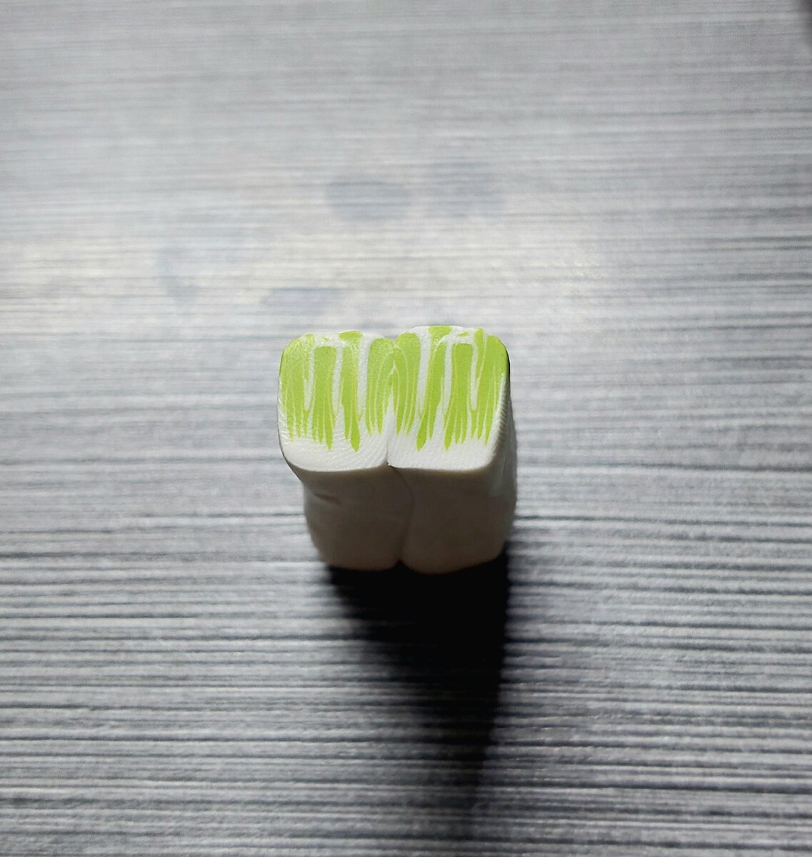 Украшения из глины. Полимерная глина бусины. Полимерная глина техника. Кружка с декором из полимерной глины. Ювелирные украшения из полимерной глины.